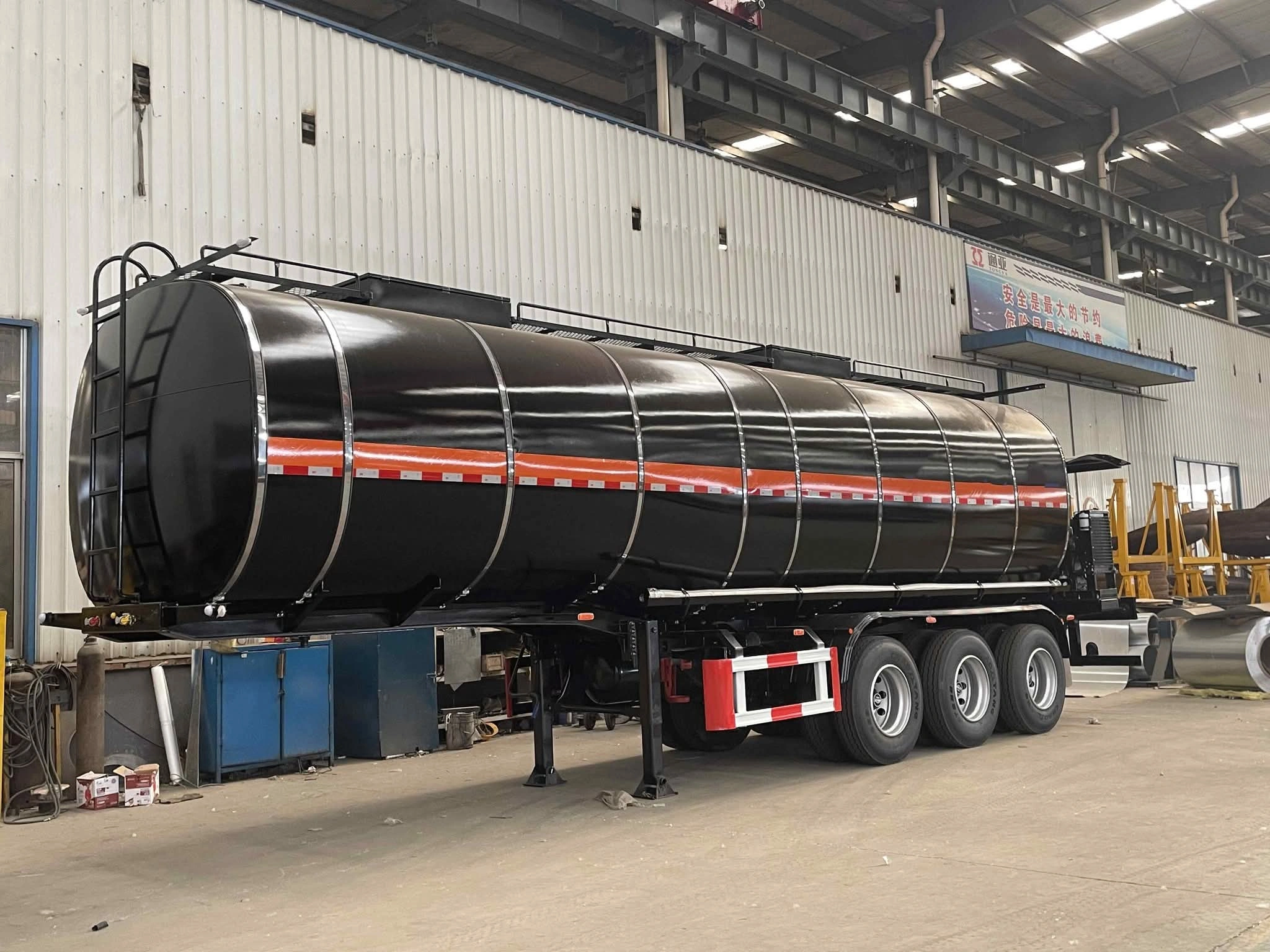 Side view of the CHENLU 40 m3 three-axle insulated bitumen tanker trailer