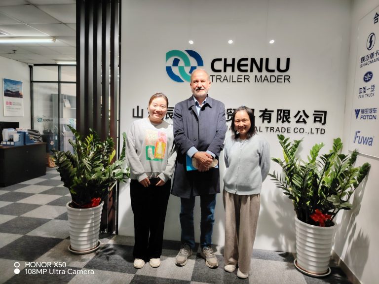 Клиент из Пакистана осматривает полуприцепы в CHENLU